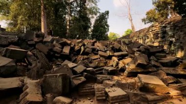 Yıkılmış tapınaklar. Angkor Wat . Antik uygarlıkların tarihi tapınakları yıkıldı..