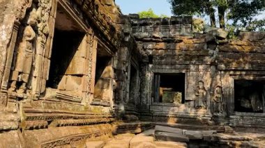 Yıkılmış tapınaklar. Angkor Wat . Antik uygarlıkların tarihi tapınakları yıkıldı..