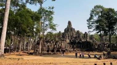 Yıkılmış tapınaklar. Angkor Wat . Antik uygarlıkların tarihi tapınakları yıkıldı..