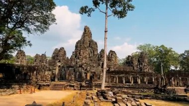 Yıkılmış tapınaklar. Angkor Wat . Antik uygarlıkların tarihi tapınakları yıkıldı..