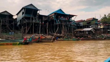 Kamboçya 'daki balıkçı köyü. Siem Reap kenti yakınlarındaki nehir rezervuarının yanındaki barakalarda evler