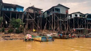 Kamboçya 'daki balıkçı köyü. Siem Reap kenti yakınlarındaki nehir rezervuarının yanındaki barakalarda evler