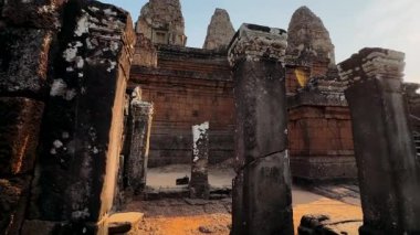 Asya 'daki antik uygarlıkların yıkıntıları. Kamboçya 'daki antik binaların restorasyonu