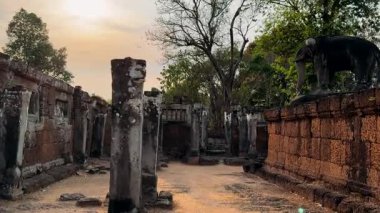 Asya 'daki antik uygarlıkların yıkıntıları. Kamboçya 'daki antik binaların restorasyonu
