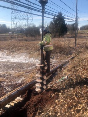Çizgi işçisi, çukur kazıyor.. 