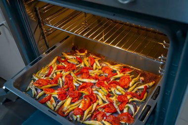 Kiraz domatesli balık pişirmek ve fırında parşömen üzerinde otlar.