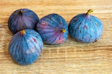 Açık renkli, üstten görünüm üzerinde taze olgun incir