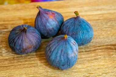 Açık renkli, üstten görünüm üzerinde taze olgun incir