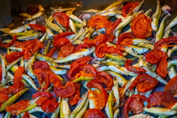 Cozinhar Peixe Com Tomate Cereja Ervas Pergaminho Forno — Fotografia de Stock