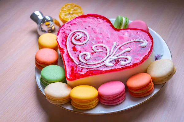 Herzkuchen Zum Valentinstag Muttertag Oder Geburtstag Dekoriert Mit Herzzucker Auf — Stockfoto