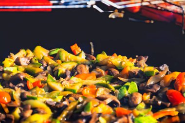 Koyu arkaplanda lezzetli ızgara sebzeler. Sağlıklı yemek, yaz yemeği konsepti..