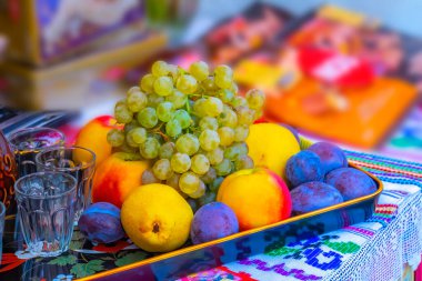 Tahta bir masada üzümler, yakın plan.