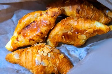 Koyu ahşap masa, closeup üzerinde lezzetli kruvasan ile Kurulu. Fransız pastası