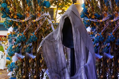 Bayram için Cadılar Bayramı süslemeleri. Cadılar Bayramı için Bahçede Üç Hayaletle Yapılan Cadılar Bayramı Dekorasyonu