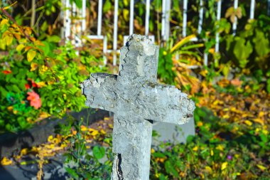 Terk Edilmiş Mezarlıkta Eski Haç Mezar İşaretleri