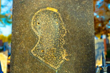 Eski bir kilise mezarlığında mezar taşı ve mezarlar