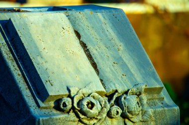 Eski mezar taşında taş heykel var..