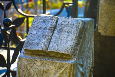 Eski mezar taşında taş heykel var..