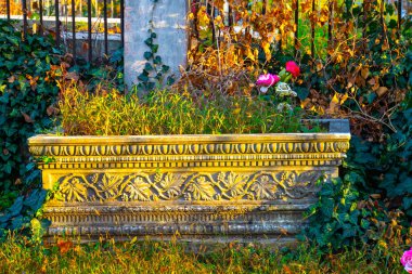 Güneşli bir sonbahar gününde mezarda ölçüm, mum ve çiçekler 