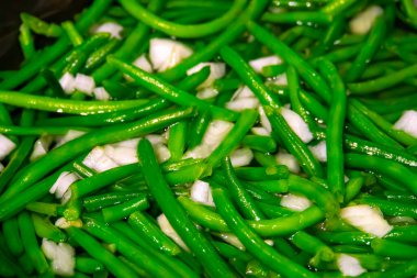 Dökme demir tavada yeşil fasulye