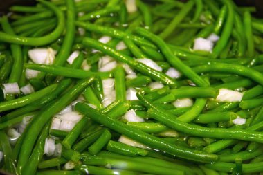 Dökme demir tavada yeşil fasulye