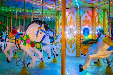 Hala Atlıkarınca ya da Gece Atmosferinde Hafif Dekorasyonlu Evlen