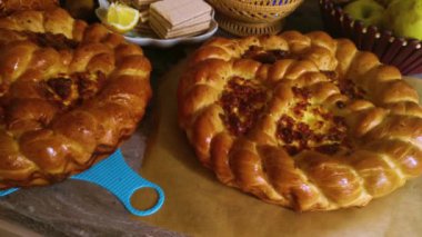 Masada taze ev yapımı ekmek.