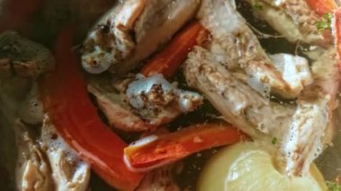 Tencereye tavuk kanadı ekliyorum. Tavuk çorbası pişiriyorum..