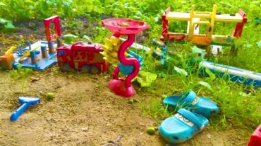 Çocuklar dışarıda yeşil çimlerin üzerinde oyuncak gibi oynarlar. Üst görünüm