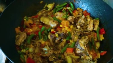 Koyu arkaplanda lezzetli ızgara sebzeler. Sağlıklı yemek, yaz yemeği konsepti..