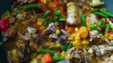 Koyu arkaplanda lezzetli ızgara sebzeler. Sağlıklı yemek, yaz yemeği konsepti..