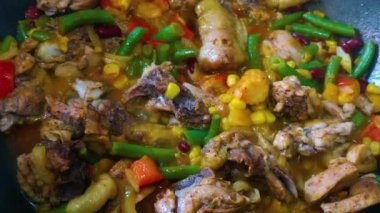 Koyu arkaplanda lezzetli ızgara sebzeler. Sağlıklı yemek, yaz yemeği konsepti..