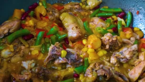 暗い背景に鍋においしい焼き野菜 健康食品 夏の食品コンセプト — ストック動画