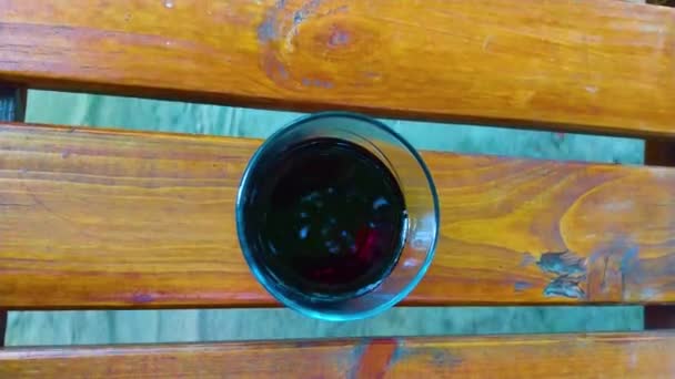 Copo Vinho Tinto Mesa Madeira Vista Cima — Vídeo de Stock