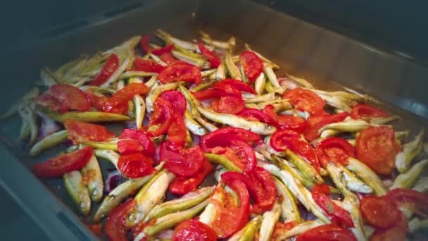 Cocinar Pescado Con Tomates Cherry Hierbas Pergamino Horno — Vídeo de stock