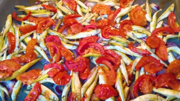 Gotowanie Ryb Pomidorami Wiśniowymi Ziołami Pergaminie Piekarniku — Wideo stockowe