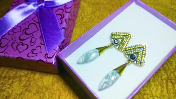 商店里各种珠宝 出售摊位上的戒指 耳环和项链 — 图库视频影像