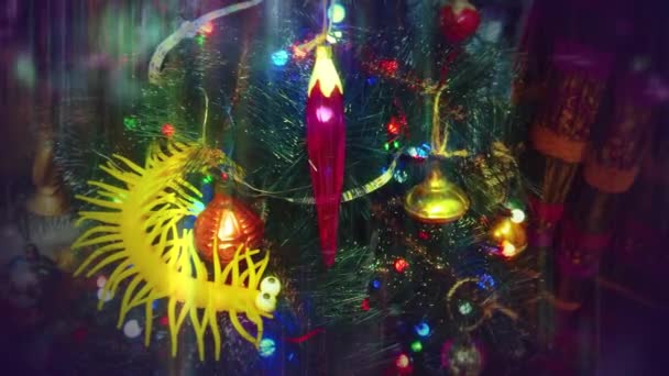 Belos Ornamentos Decorativos Multicoloridos Uma Árvore Natal — Vídeo de Stock