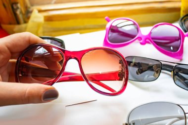 Güneş gözlüğü ve gözlük satış konsepti.