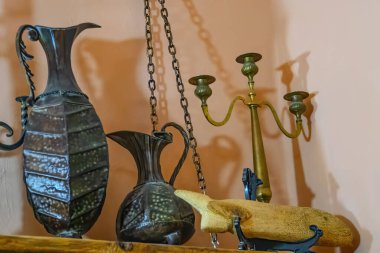 Klasik metal tabaklar ve şamdan masanın üstünde.