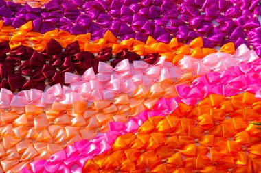 Renkli kurdele yay koleksiyonu seti. Gökkuşağı renginde renkli doğum günü partisi nesnelerinin arkaplan koleksiyonu