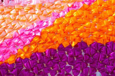 Renkli kurdele yay koleksiyonu seti. Gökkuşağı renginde renkli doğum günü partisi nesnelerinin arkaplan koleksiyonu