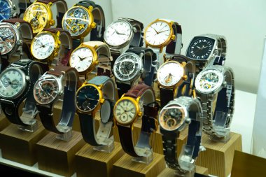 Lüks bir mağazada Bilek Saatleri