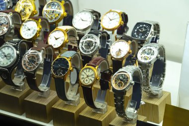 Lüks bir mağazada Bilek Saatleri