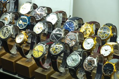 Lüks bir mağazada Bilek Saatleri