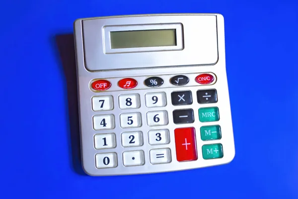 Duży Srebrny Kalkulator Szarymi Czarnymi Przyciskami Tle Koloru — Zdjęcie stockowe