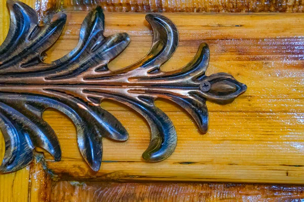 木门上的金属叶装饰 — 图库照片