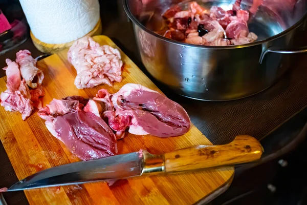 Tahtadaki Çiğ Koyun Kalbi Eti Bıçakla Baharatla Kesmek Için — Stok fotoğraf