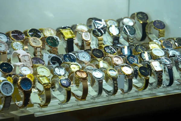 Zegarki Nadgarstki Luksusowym Sklepie — Zdjęcie stockowe