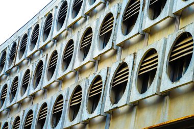 Yuvarlak pencereli eski bina duvarı